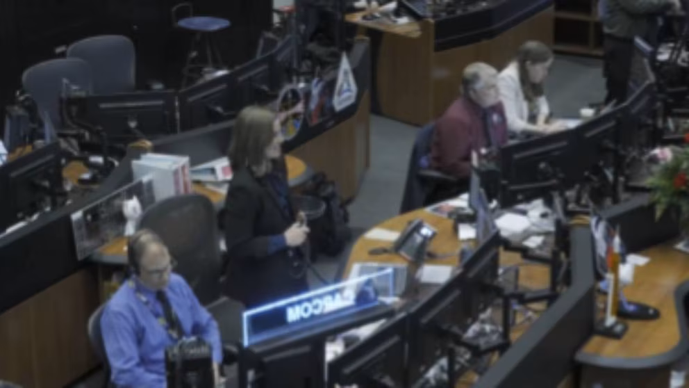 Un astronauta de Artemis II le declaró su amor a su esposa desde la Luna y conmovió al mundo | 2 | Un astronauta de Artemis II le declaró su amor a su esposa desde la Luna y conmovió al mundo | De Último Minuto English