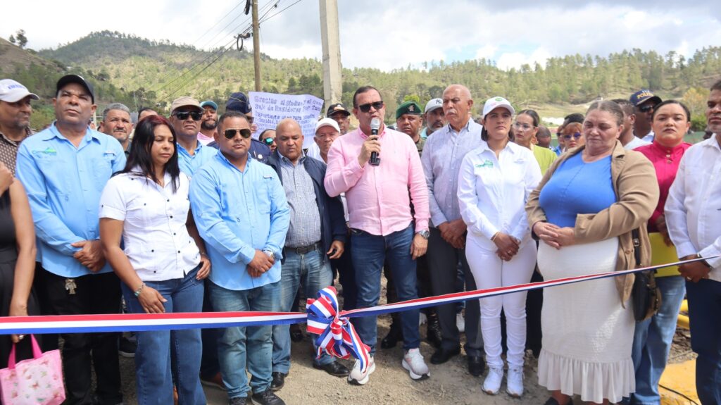 Alcaldía y Concejo de Regidores de Constanza inauguran puente sobre el río Pantuflas en el Barrio Puerto Rico | De Último Minuto English