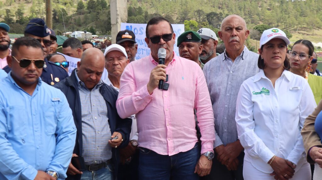 Alcaldía y Concejo de Regidores de Constanza inauguran puente sobre el río Pantuflas en el Barrio Puerto Rico | De Último Minuto English