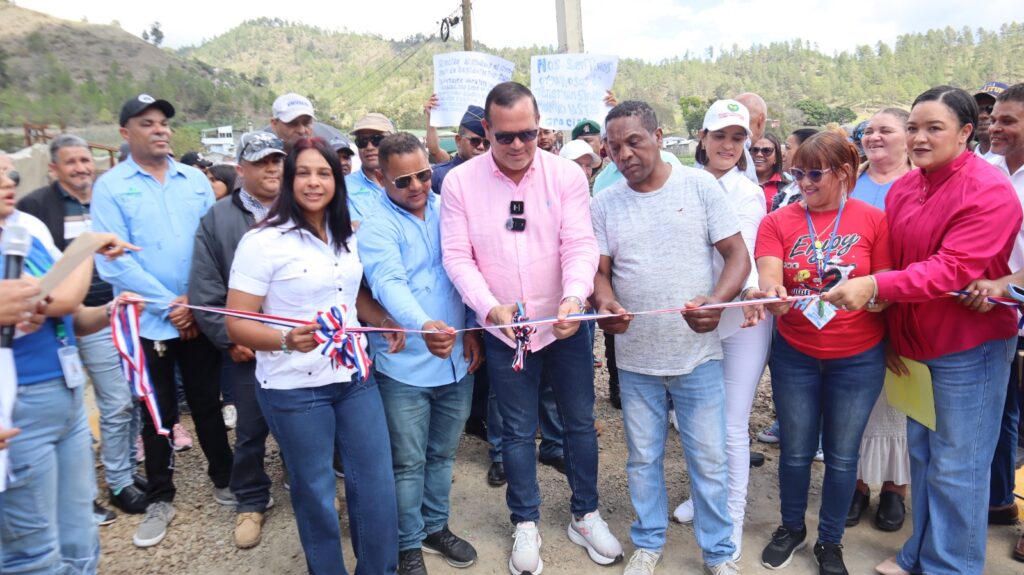 Alcaldía y Concejo de Regidores de Constanza inauguran puente sobre el río Pantuflas en el Barrio Puerto Rico | De Último Minuto English