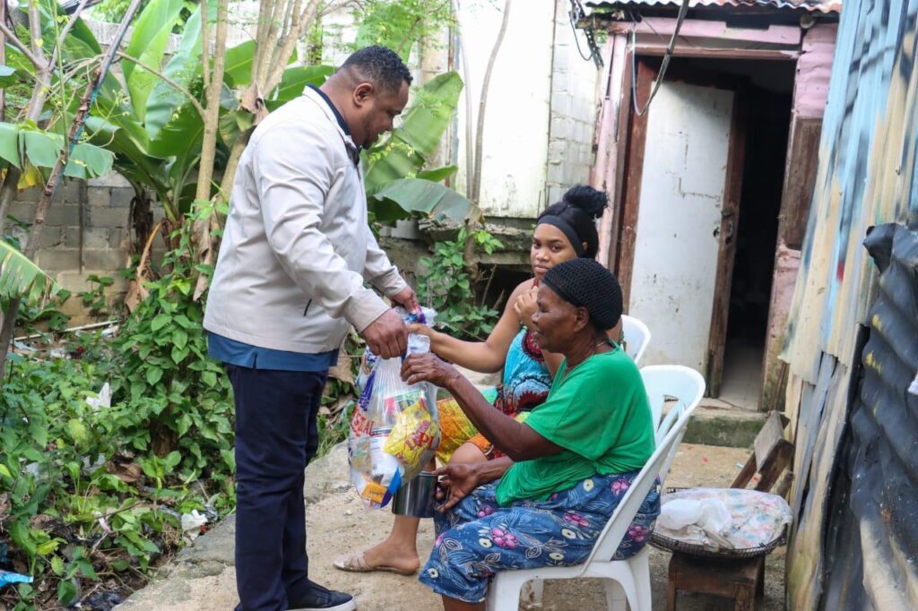 Diputado Aldo Adón lleva asistencia a familias afectadas por lluvias en Nuevo Amanecer | De Último Minuto English