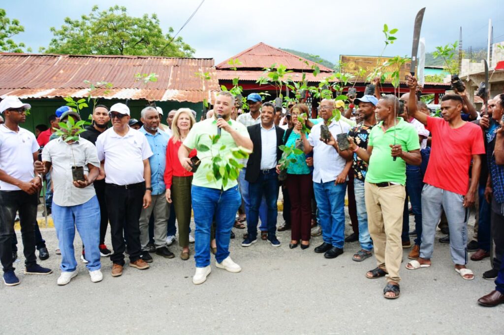 FEDA impulsa caficultura en Peralta con entrega de 60 mil plántulas en el Día Nacional del Café | De Último Minuto English