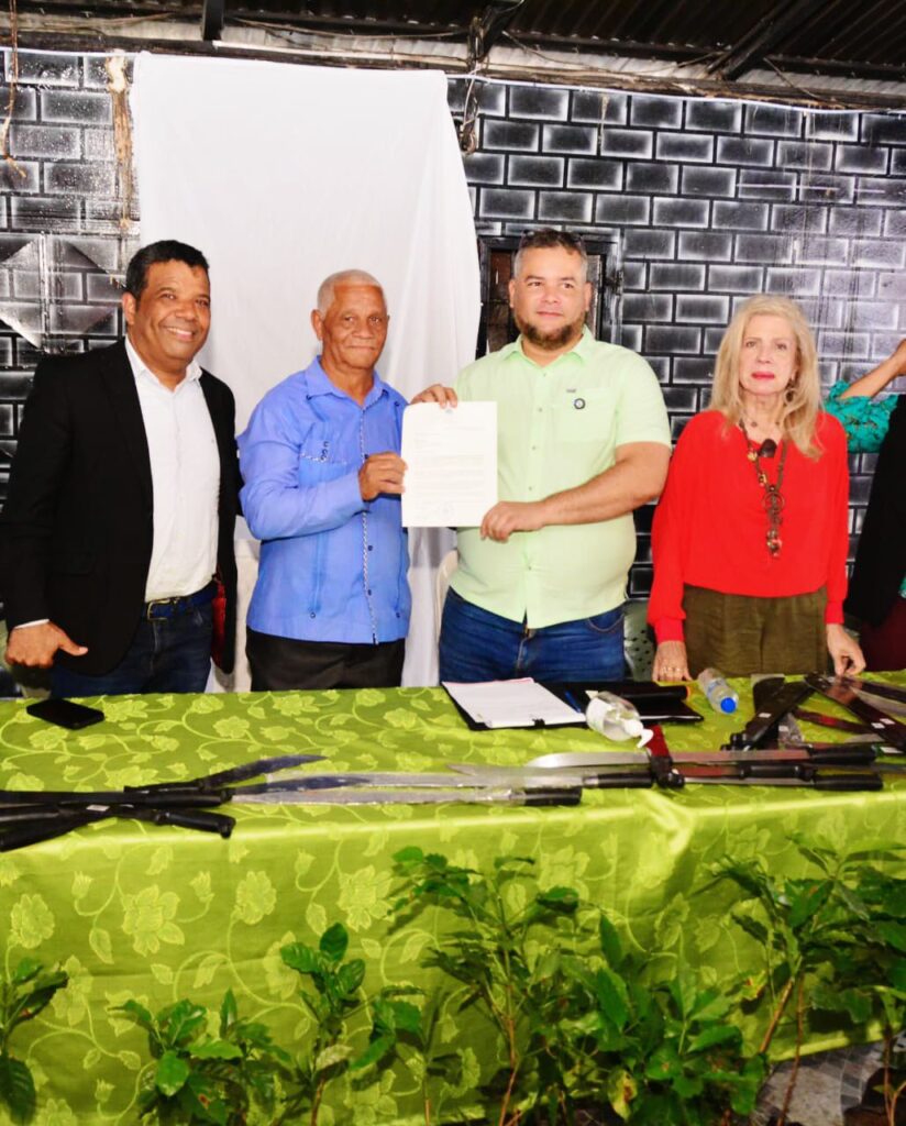 FEDA impulsa caficultura en Peralta con entrega de 60 mil plántulas en el Día Nacional del Café | De Último Minuto English