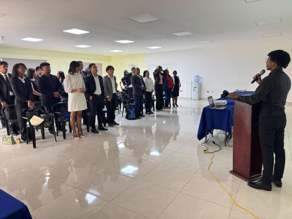 Juramentan Club Estudiantil de Liderazgo en la Regional 03 de Educación en Azua | De Último Minuto English