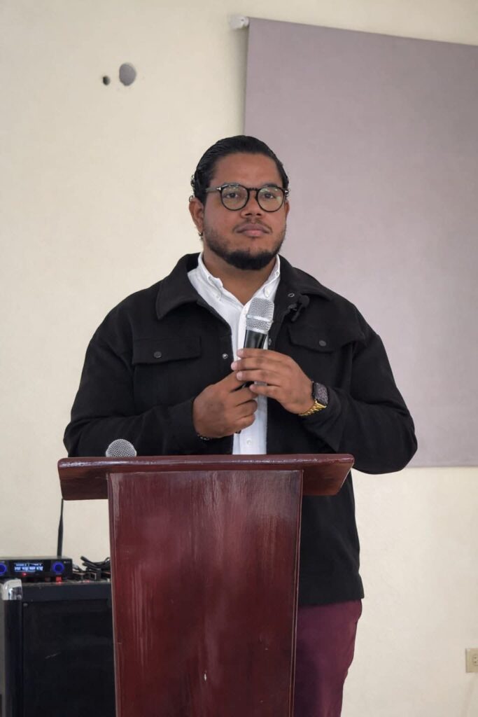 Juramentan Club Estudiantil de Liderazgo en la Regional 03 de Educación en Azua | De Último Minuto English