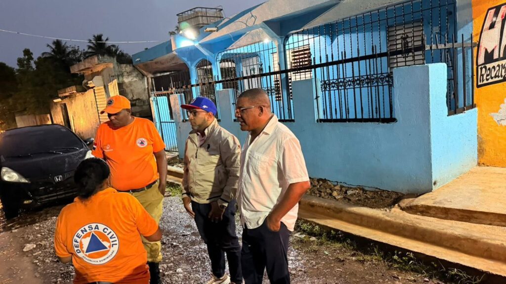 Diputado Jhon Contreras visita zona afectada por inundaciones en La Conejera, Bayaguana