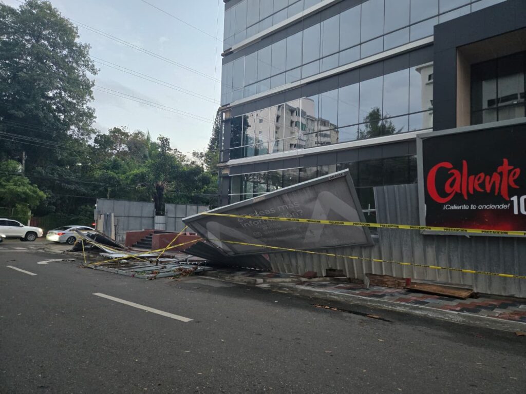 Collapsed walls, affected vehicles and sidewalks with branches: the balance of the strong wind in the National District | De Último Minuto English