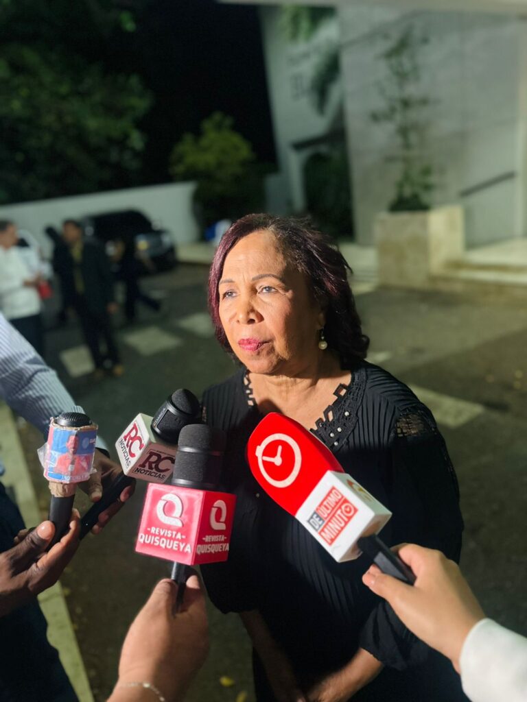 In the presence of family members and public figures, the remains of Carlos Batista Matos are being mourned. | De Último Minuto English