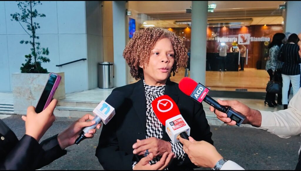 In the presence of family members and public figures, the remains of Carlos Batista Matos are being mourned. | De Último Minuto English