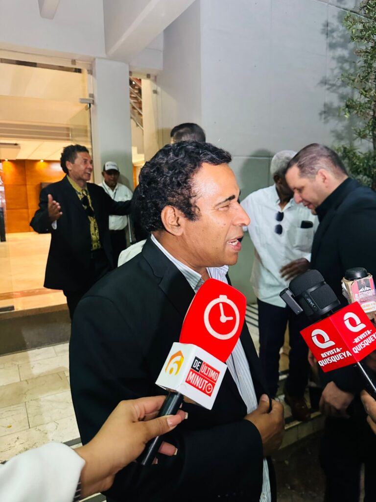 In the presence of family members and public figures, the remains of Carlos Batista Matos are being mourned. | De Último Minuto English