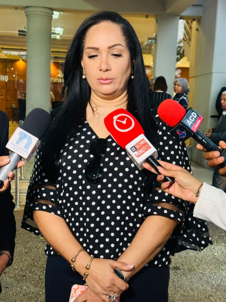 In the presence of family members and public figures, the remains of Carlos Batista Matos are being mourned. | De Último Minuto English