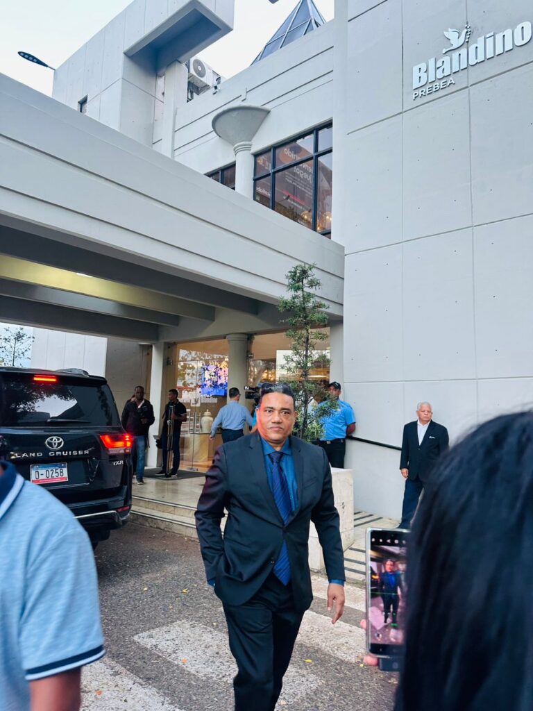 In the presence of family members and public figures, the remains of Carlos Batista Matos are being mourned. | De Último Minuto English