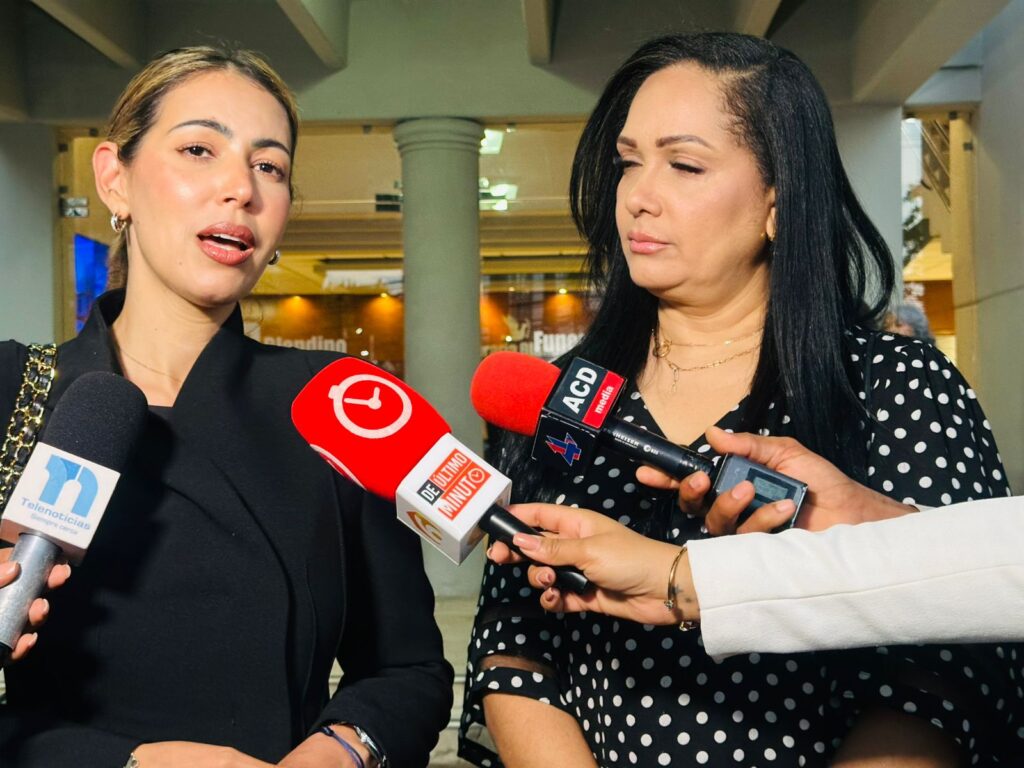 In the presence of family members and public figures, the remains of Carlos Batista Matos are being mourned. | De Último Minuto English