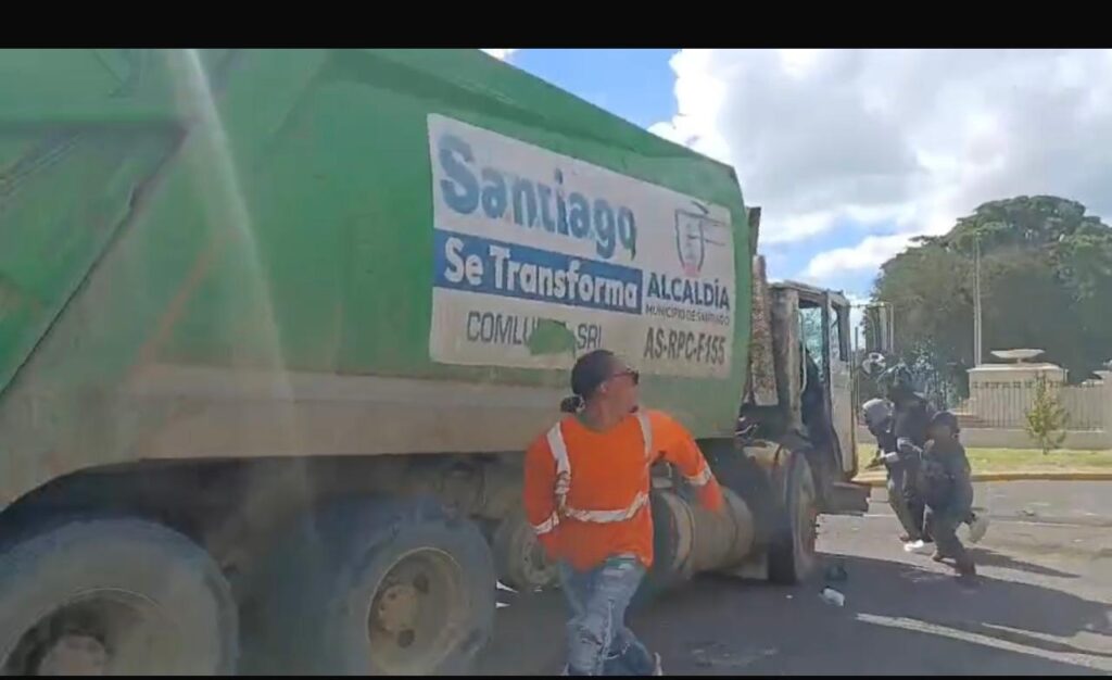 Truck driver is injured after chase in Santiago | De Último Minuto English