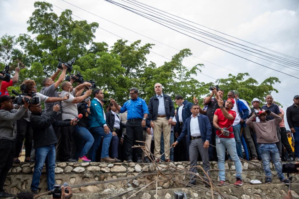 Abinader visits area affected by rain in Los Alcarrizos | De Último Minuto English