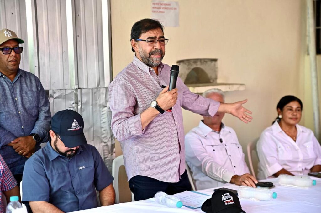 Gobierno intervendrá 166 km de caminos interparcelarios en el Bajo Yuna y Nordeste | De Último Minuto English