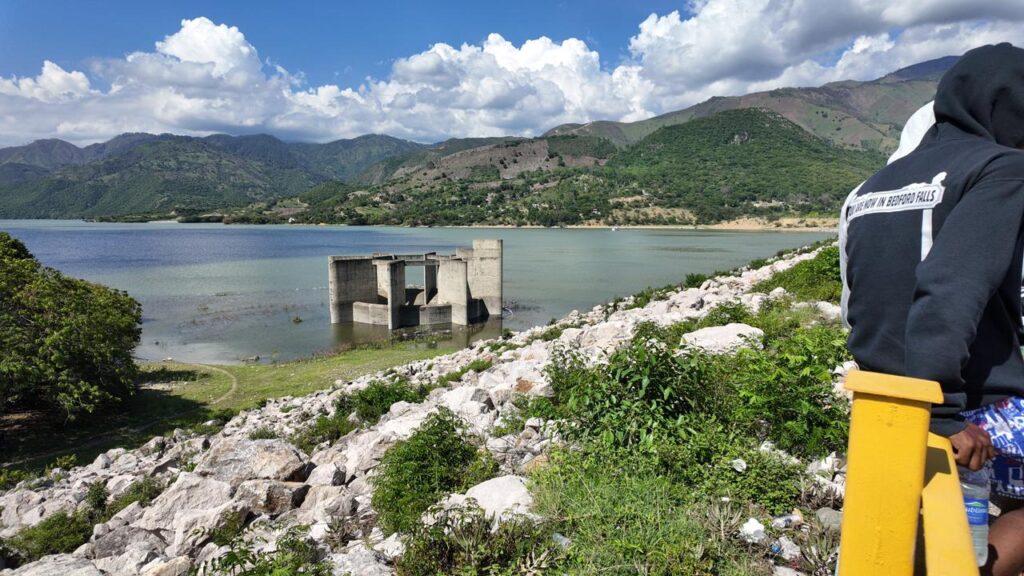 Crowd arrives at Sabaneta dam in march against mining | De Último Minuto English