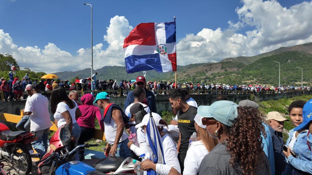 Crowd arrives at Sabaneta dam in march against mining | De Último Minuto English