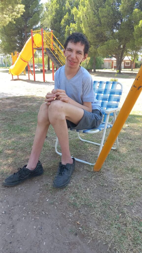 He is 2.30 meters tall and his bones prevent him from walking: the young Patagonian who needs a crane to get out of bed | 3 | He is 2.30 meters tall and his bones prevent him from walking: the young Patagonian who needs a crane to get out of bed | De Último Minuto English