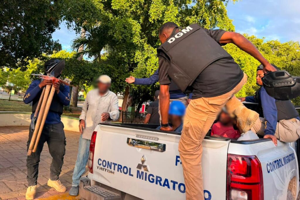 DGM reports 2,056 undocumented immigrants detained and 1,350 deported | De Último Minuto English
