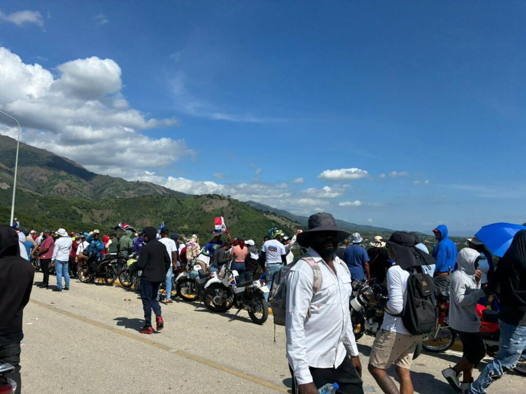 Crowd arrives at Sabaneta dam in march against mining | De Último Minuto English
