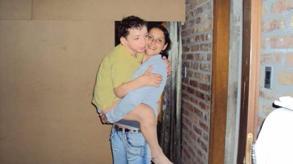 He is 2.30 meters tall and his bones prevent him from walking: the young Patagonian who needs a crane to get out of bed | 2 | He is 2.30 meters tall and his bones prevent him from walking: the young Patagonian who needs a crane to get out of bed | De Último Minuto English