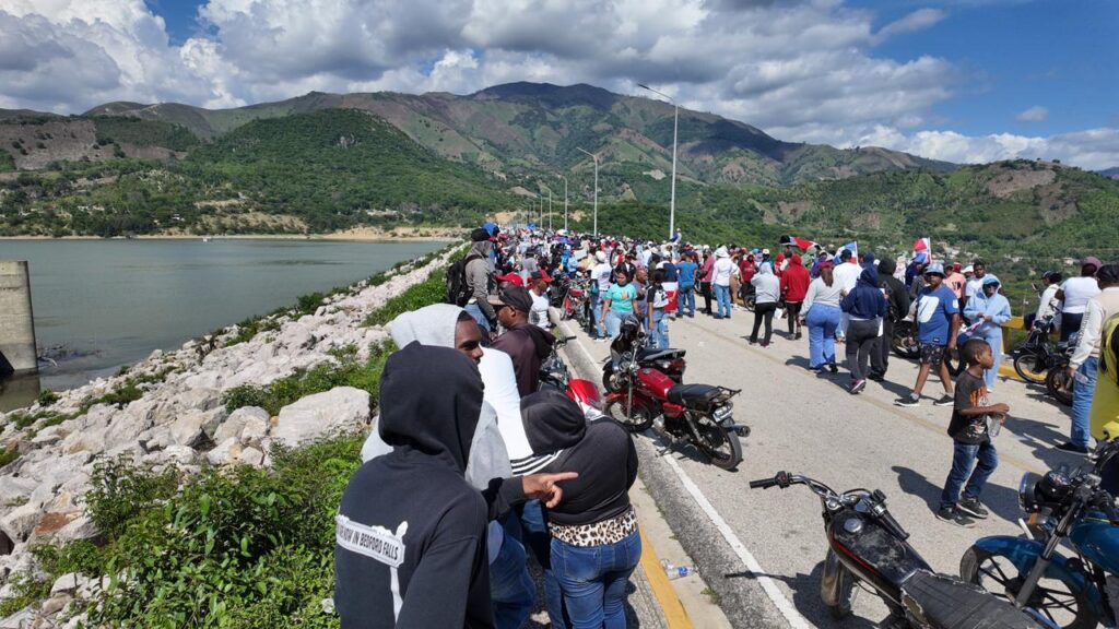 Crowd arrives at Sabaneta dam in march against mining | De Último Minuto English