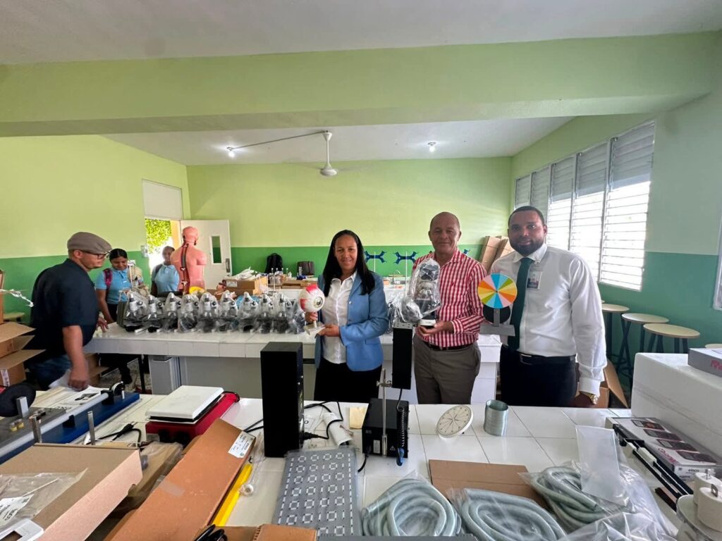 Regional Education 03 delivers modern laboratory equipment to educational center in Padre Las Casas | De Último Minuto English