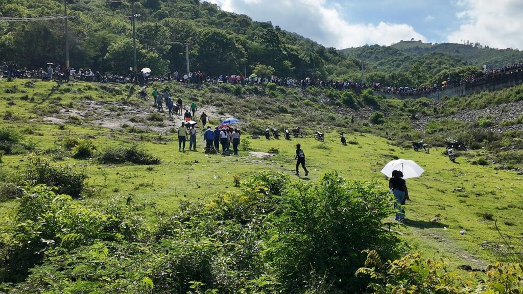 Crowd arrives at Sabaneta dam in march against mining | De Último Minuto English