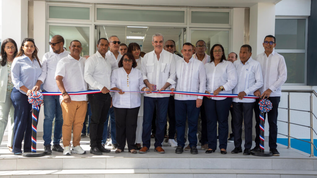 Abinader delivers 48 inpatient beds and 15 intensive care units in Barahona | De Último Minuto English