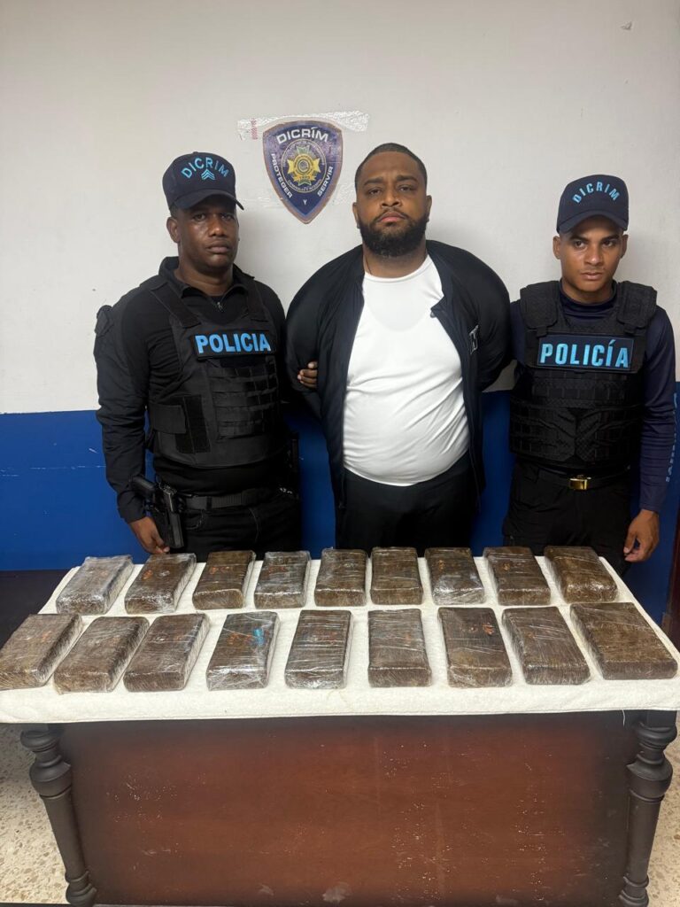 Man arrested with 18 packages of alleged cocaine during operation in Bávaro-Friusa | De Último Minuto English