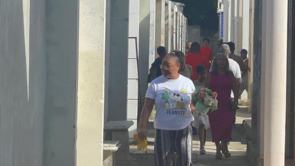 Between flowers and tears, people from Santiago visit cemeteries to honor their deceased mothers | De Último Minuto English
