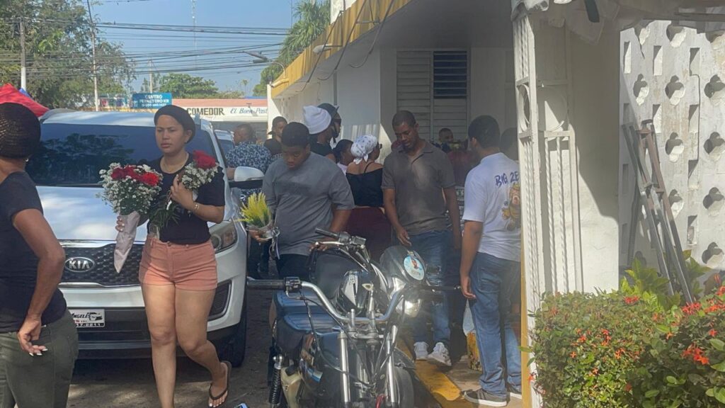 Between flowers and tears, people from Santiago visit cemeteries to honor their deceased mothers | De Último Minuto English