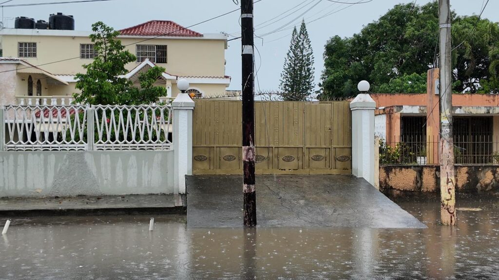 Rains cause urban floods in Greater Santo Domingo | De Último Minuto English