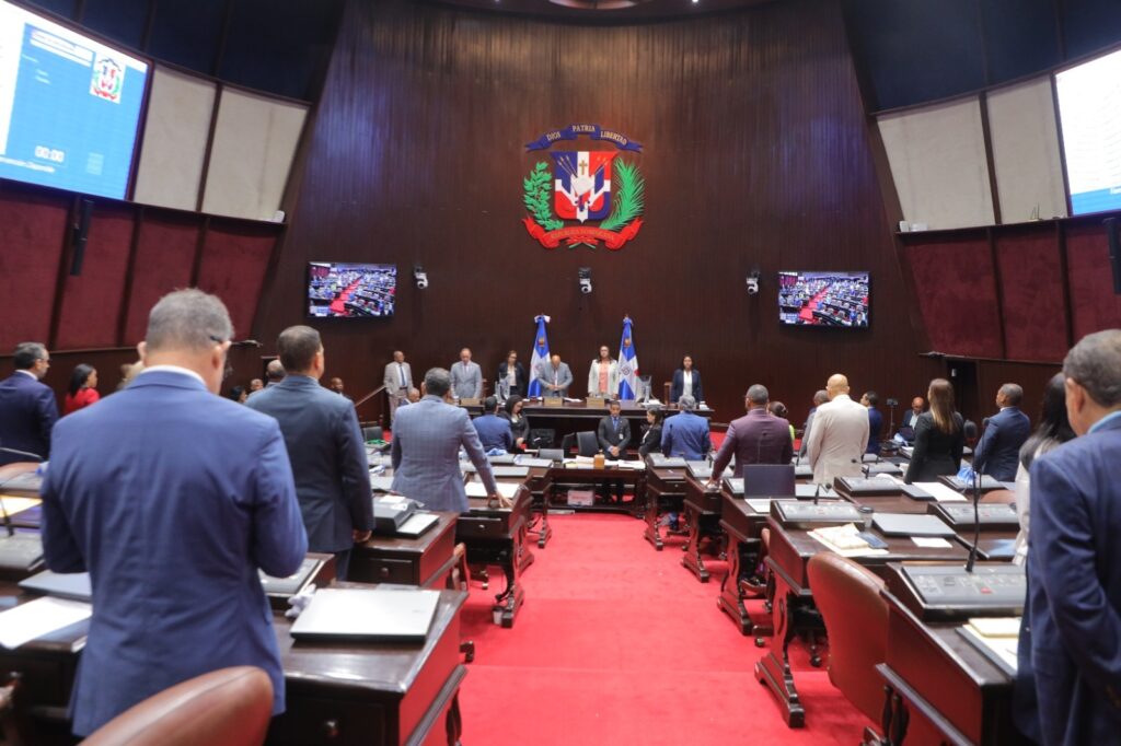 Deputies pass bill for RD Alerts for the search of missing persons into law | De Último Minuto English