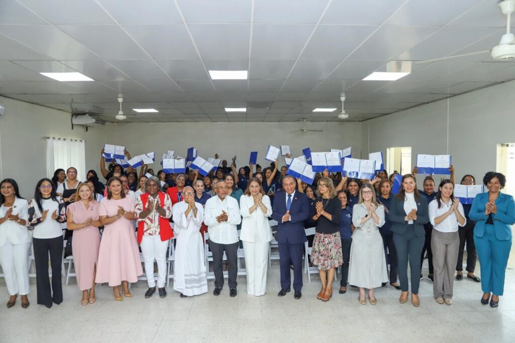 Supérate and Conape enable 71 caregivers for older adults in Azua | De Último Minuto English