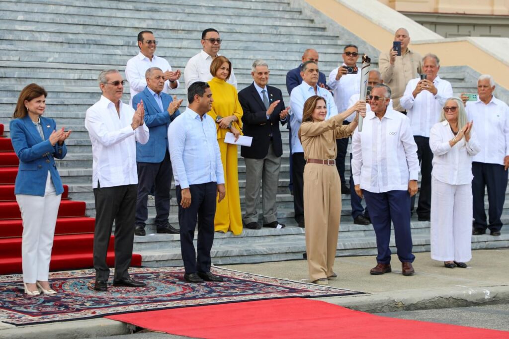 President Abinader officially starts the torch route towards the Santo Domingo 2026 Games | De Último Minuto English