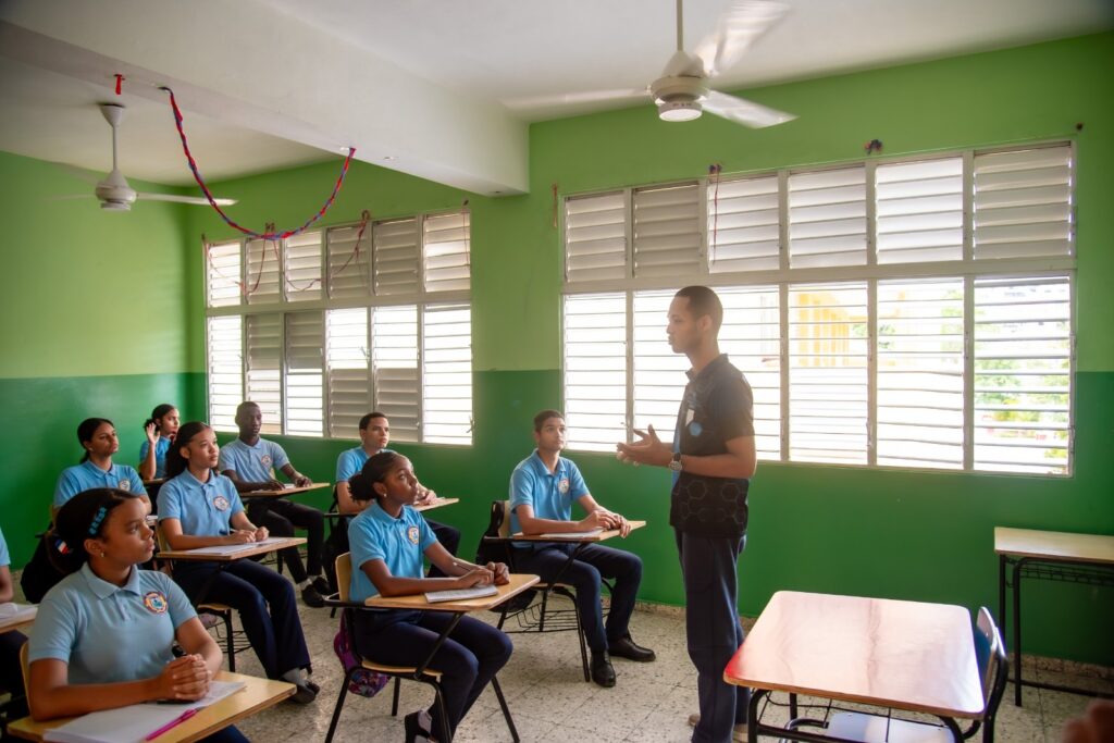 Regulation of cell phone use in classrooms receives broad support in the education system | De Último Minuto English